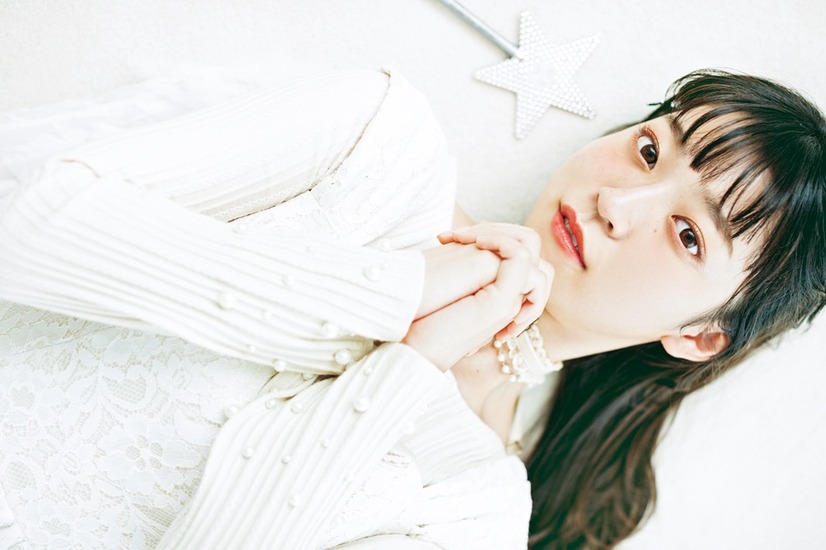 乃木坂46・齋藤飛鳥、児童文学作品をオマージュしたファッションを披露