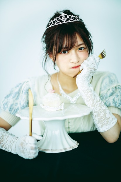 乃木坂46・齋藤飛鳥、児童文学作品をオマージュしたファッションを披露