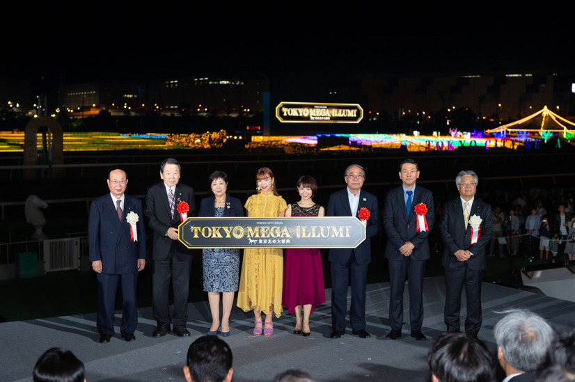 藤田ニコルと吉谷彩子、キュート＆シックなロングワンピ姿で「TOKYO MEGA ILLUMINATION」点灯式に登場