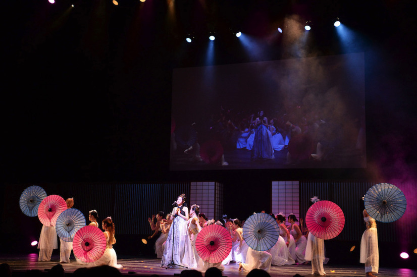 倉木麻衣、ドレス姿でダンサー150名を従えパフォーマンス