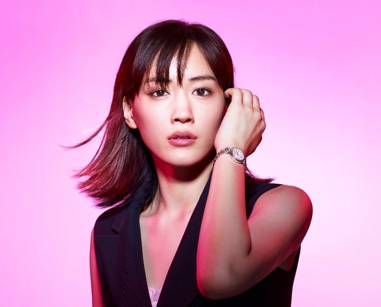 綾瀬はるか、「背伸びして演じてみた」モードな装いで大人の色気！新CMが公開