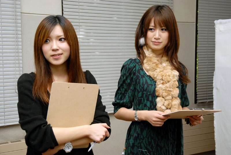 途中から参加したワセコレモデル候補の若井瞳さん(人間科学部3年)(左)と福島佳奈子さん(商学部3年)(右)