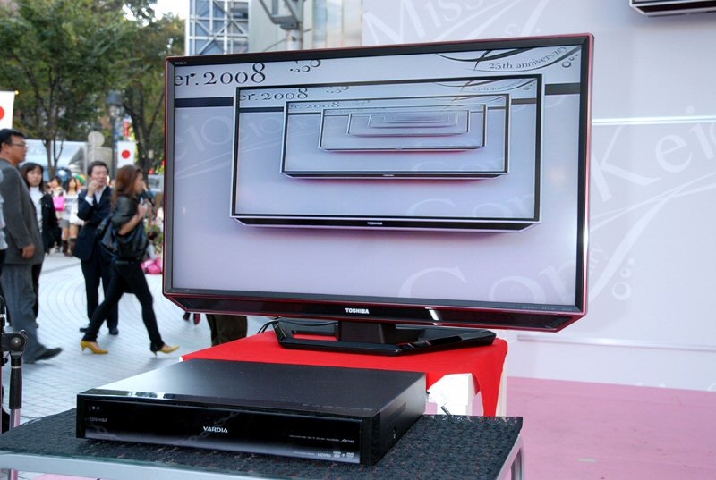 ステージには東芝製液晶テレビ「REGZA」の「FH7000」シリーズとハイビジョンレコーダー「VARDIA」の「RD-X8」