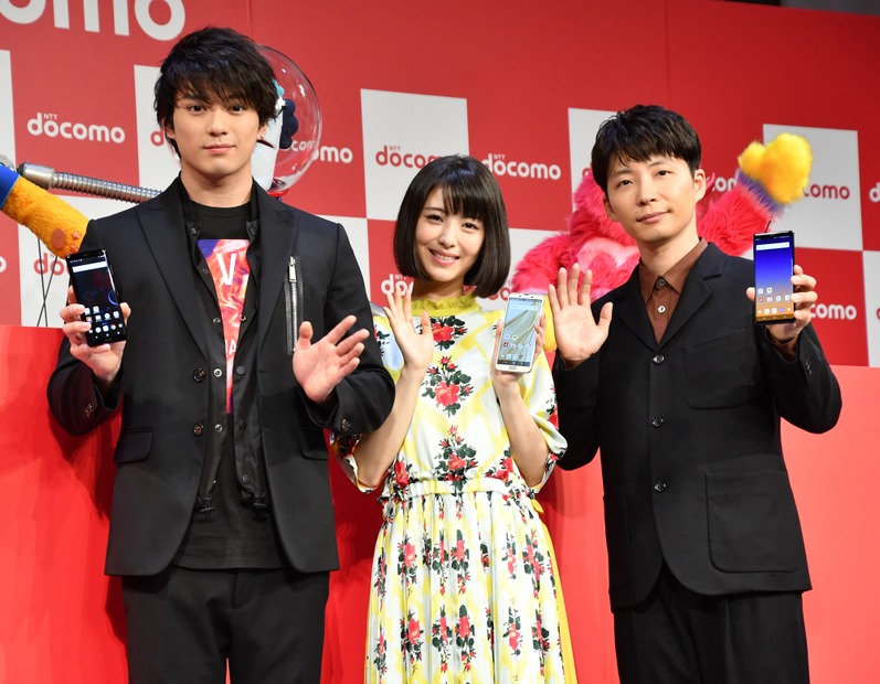 新田真剣佑、浜辺美波、星野源【写真：竹内みちまろ】