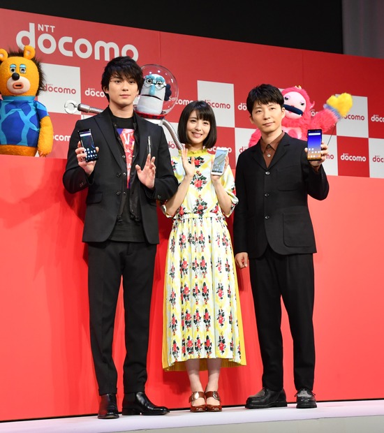 新田真剣佑、浜辺美波、星野源【写真：竹内みちまろ】