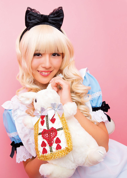 スパガ浅川梨奈、初のトレーディングカードでセクシーコスプレカットも