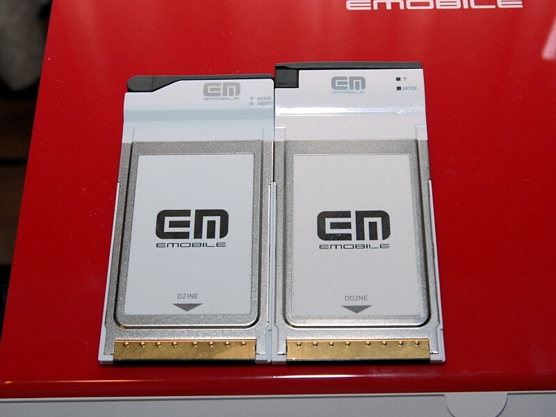 左は上り1.4Mbps対応の「D21NE」、右は現行の上り384kbps対応のPCカード「D02NE」。D21NEは、D02NEよりも小さくなっておりPCからの出っ張りが少ない