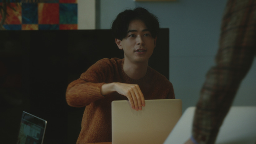 オフィスがまさかの！堺雅人、成田凌、杉咲花らがこたつ会議...「クラフトボス ホット」新CM