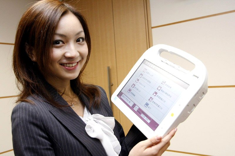 「TOUGHBOOK CF-H1」。製品を持っているのは、タレントの原理恵子さん