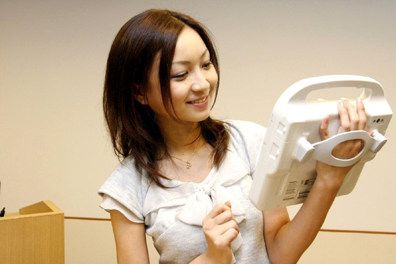 凹凸の少ないスムーズな形状で背面にはストラップを標準装備して持ちやすく。球状で手のひらにフィットするデザインになっている