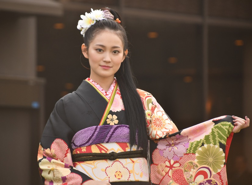 吉本実憂【写真：竹内みちまろ】