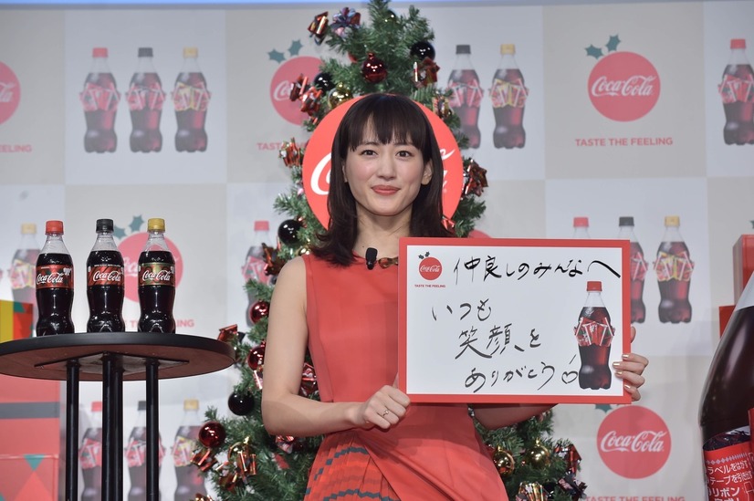 綾瀬はるか、美背中あらわなドレスでイベントに登場