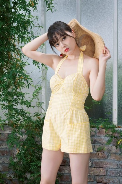 久住小春、初カレンダー発売！「男性目線・女性目線どちらも意識して作りました」