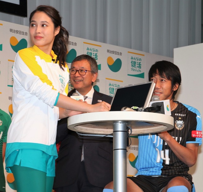 広瀬アリス、Jリーガー中村憲剛選手【撮影：小宮山あきの】