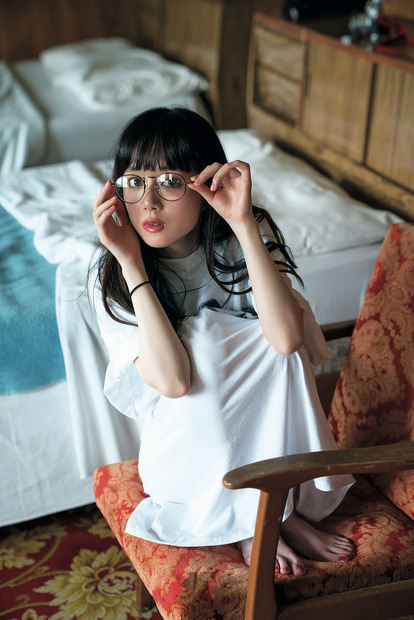 撮影：根本好伸／工藤晴香写真集『910hr』（講談社）
