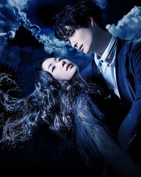 抱き合う岡田将生と黒木華……舞台『ハムレット』のダークなビジュアル公開