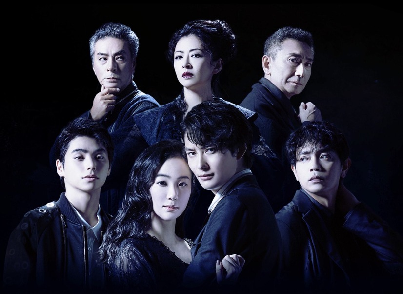 抱き合う岡田将生と黒木華……舞台『ハムレット』のダークなビジュアル公開