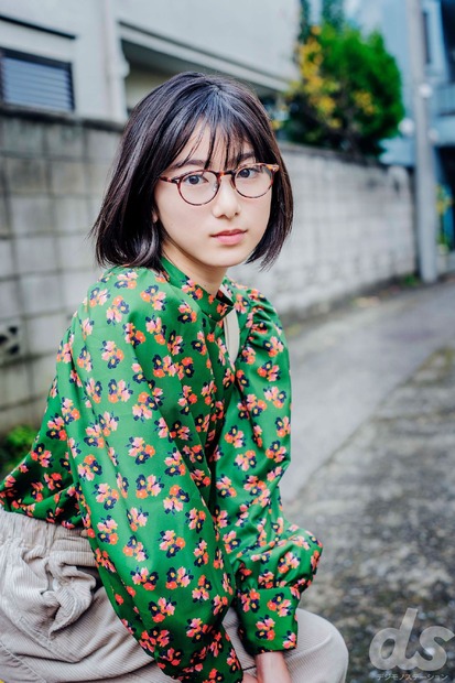 ショートカット美女・池間夏海がメガネをかけグラビアに登場！