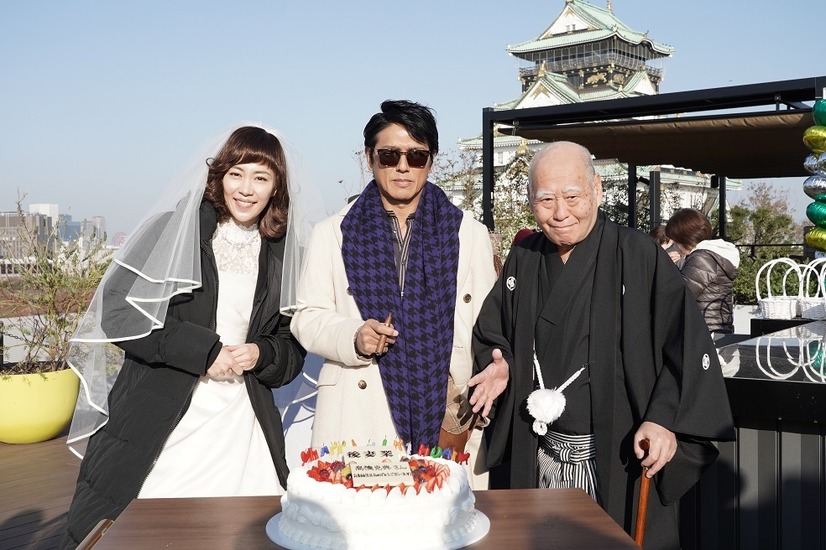 ドラマ『後妻業』大阪ロケで高橋克典のサプライズ誕生祝い！木村佳乃、泉谷しげるも祝福