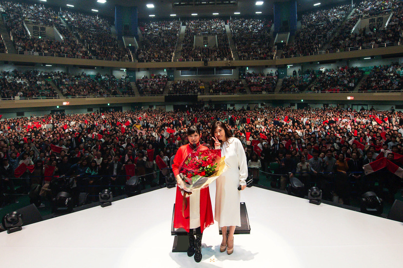 絢香のライブツアーに篠原涼子がサプライズ登場！