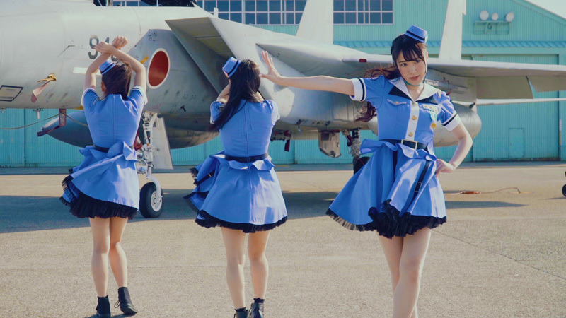 F-15戦闘機をバックにダンス！「Run Girls, Run！」ニューシングルMV＆ジャケ写公開