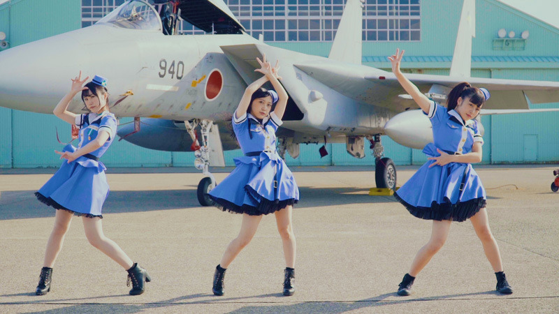 F-15戦闘機をバックにダンス！「Run Girls, Run！」ニューシングルMV＆ジャケ写公開