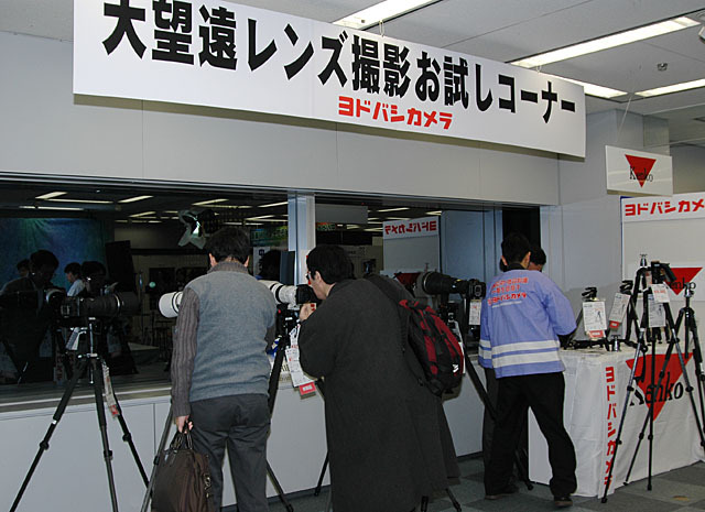 スリックの三脚を使用した大望遠レンズの試写コーナー
