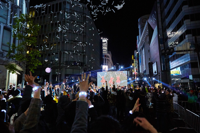 未来のパブリックビューイング！Perfumeのカウントダウンライブが渋谷特設会場と共有
