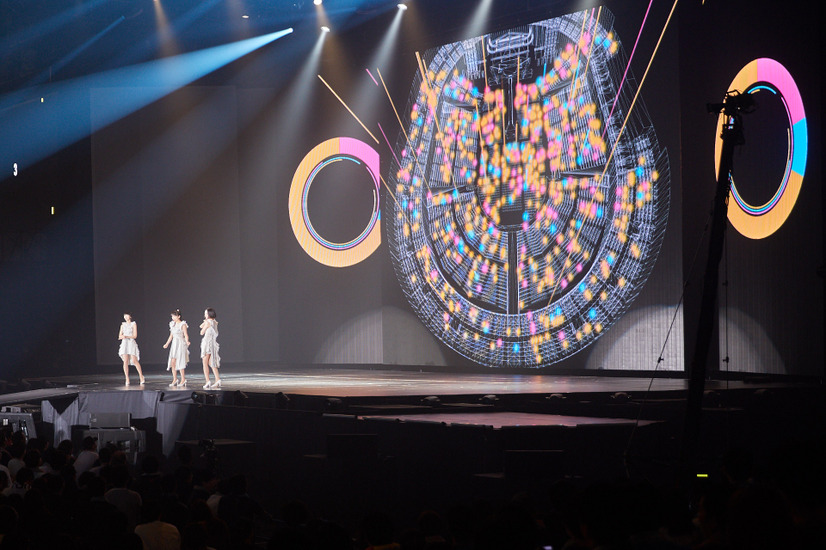 未来のパブリックビューイング！Perfumeのカウントダウンライブが渋谷特設会場と共有