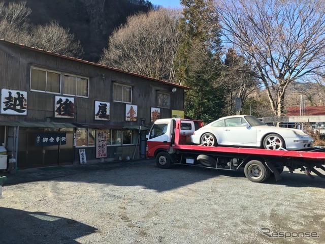 年季の入った店舗の前にクルマを並べ食事をする。