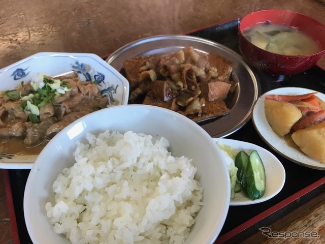 選ぶのがむつかしい肉豆腐ともつ煮。セットの定食という手があった。人気メニューだという。