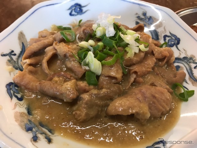 煮込まれたもつ煮。一味唐辛子を振って食べれば、寒い時期もうれしい。