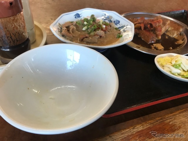 ついつい勢いがついてしまって、ごはんを食べ進めるペースが狂う。お代わりをしてしまった。「そりゃ新米だから。美味しいよね。」とご主人が教えてくれた。恵みの秋に感謝。