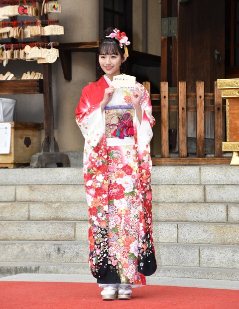 浅川梨奈【写真：竹内みちまろ】