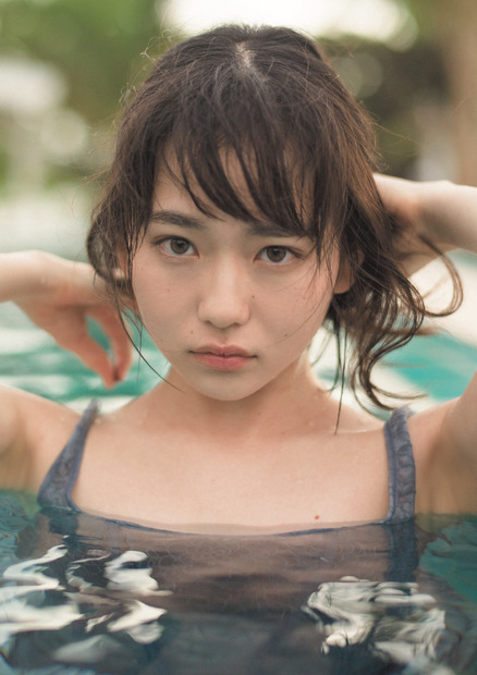 山田杏奈ファースト写真集「PLANET NINE」（東京ニュース通信社刊）