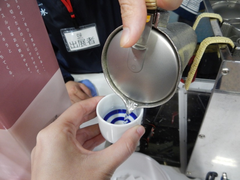 燗酒を注ぐ様子