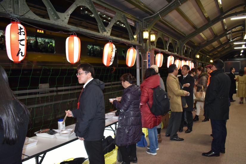 駅のホームでおでんと日本酒を堪能する！『燗酒ステーション』が開催！