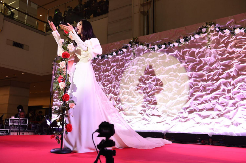 倉木麻衣、ウエディングドレス姿で会場わかす！