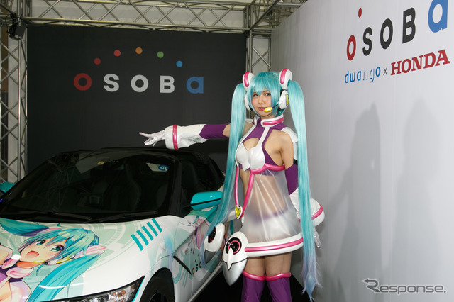 コスプレイヤーえなこ、シースルー初音ミク衣装でホンダ S660 とコラボ…東京オートサロン2019