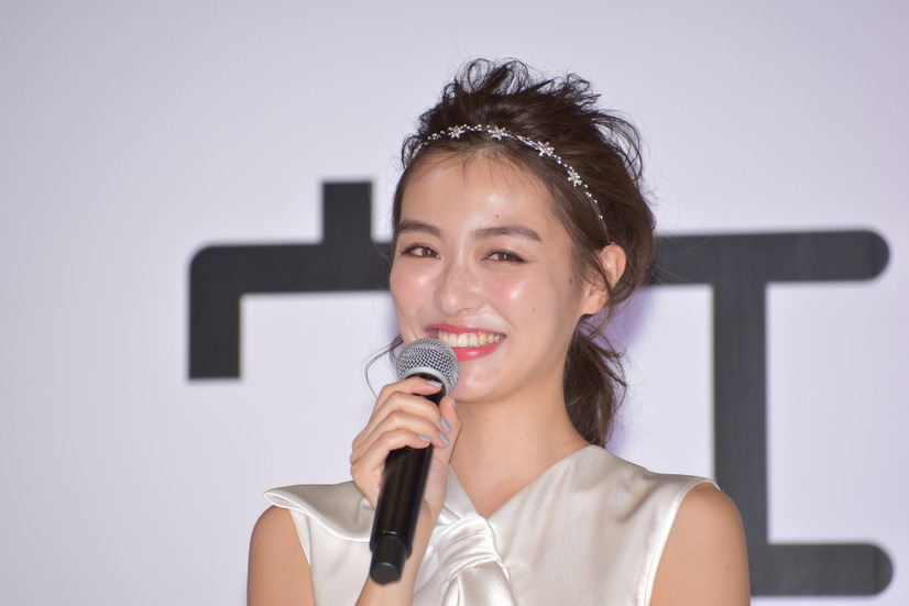 内田理央、ウェディングドレスに喜びつつ婚期を心配？「超遠のいてそうです（笑）」