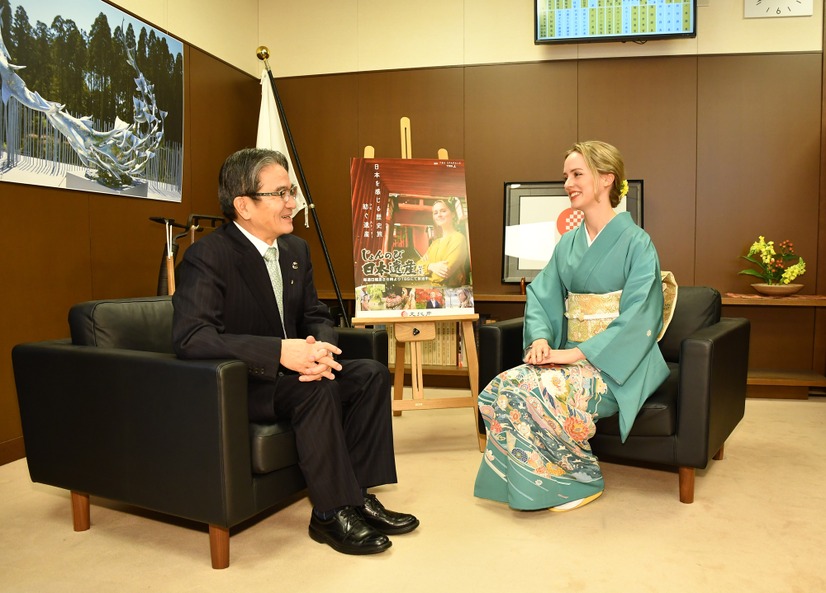 宮田亮平文化庁長官、ナタリー・エモンズ【写真：竹内みちまろ】