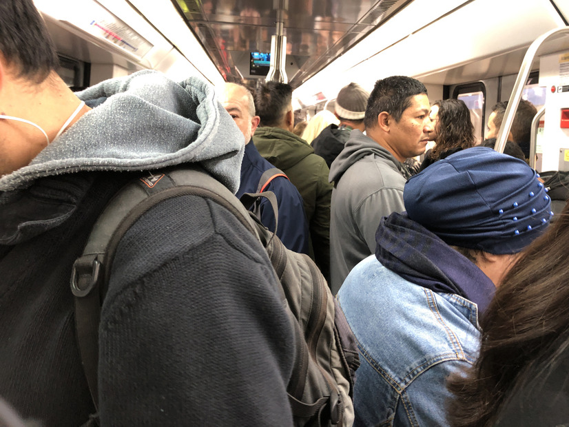 地下鉄の車内はご覧の混みよう。日本の都市部の通勤時間とほとんど変わらない