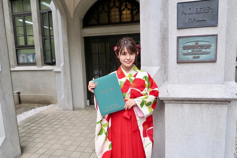 モッツァレラボディ・井口綾子、青山学院大学を卒業！振袖姿も披露