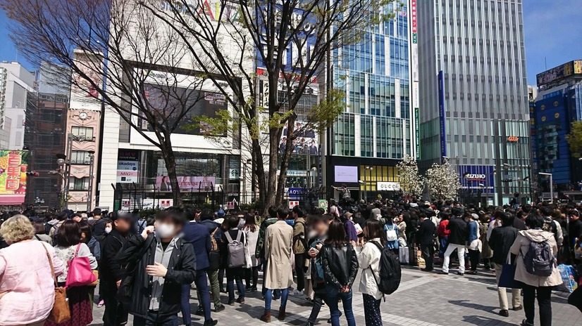 新元号は「令和」！静まり返る新宿アルタ前