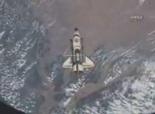 　NASA TVは、宇宙ステーションとのドッキングを解除したエンデバーの様子を中継した。軌道を飛行するシャトルの下には、地球がはっきりとうつっていた。