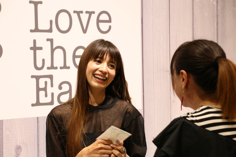 吉川ひなの、久々の日本のファンとの触れ合いに笑顔