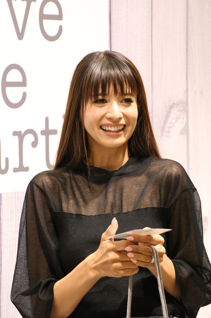 吉川ひなの、久々の日本のファンとの触れ合いに笑顔