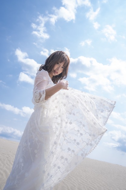 柴田阿弥の最新デジタル写真集が発売！アイドル全開の写真から大人の表情まで