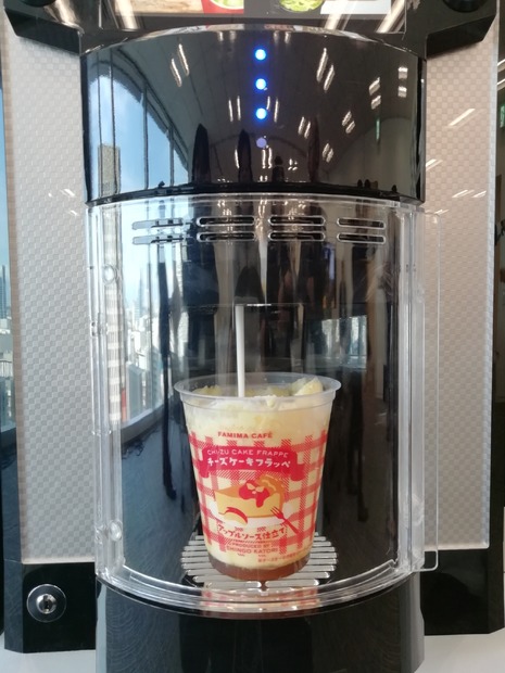 フラッペに注がれるホットミルク