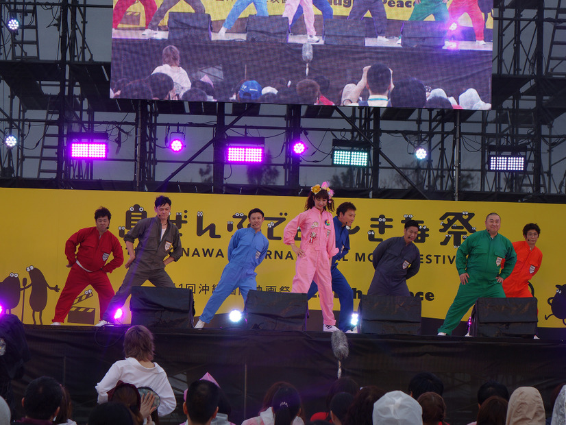 吉本坂46、新曲を野外ステージ初披露！雨のなかファン歓喜